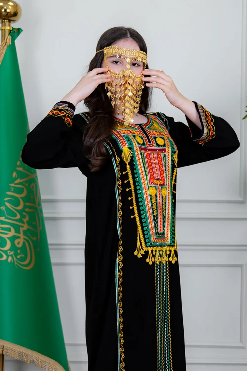 برقع نسائي لون ذهبي ليوم التأسيس