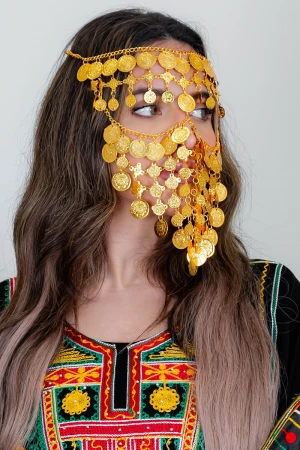 برقع نسائي لون ذهبي بجنيهات ليوم التأسيس