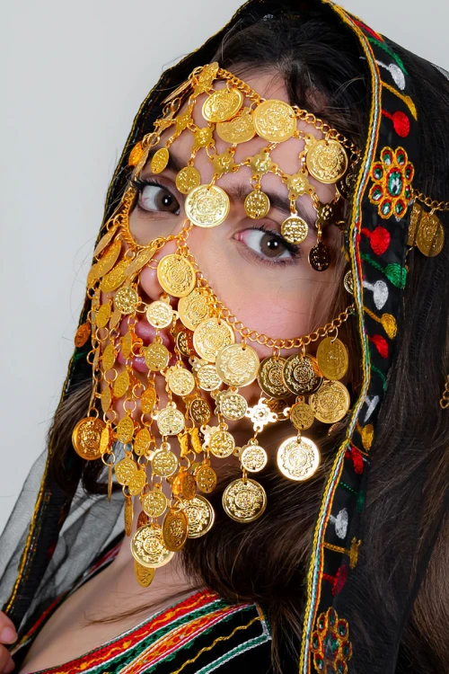 برقع نسائي لون ذهبي بجنيهات ليوم التأسيس