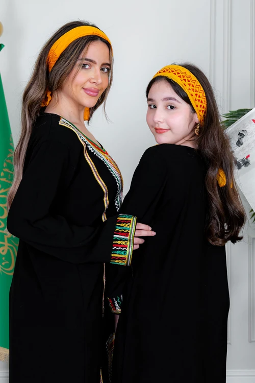 منديل جنوبي عسيري لون أصفر مزخرف باللون الأحمر