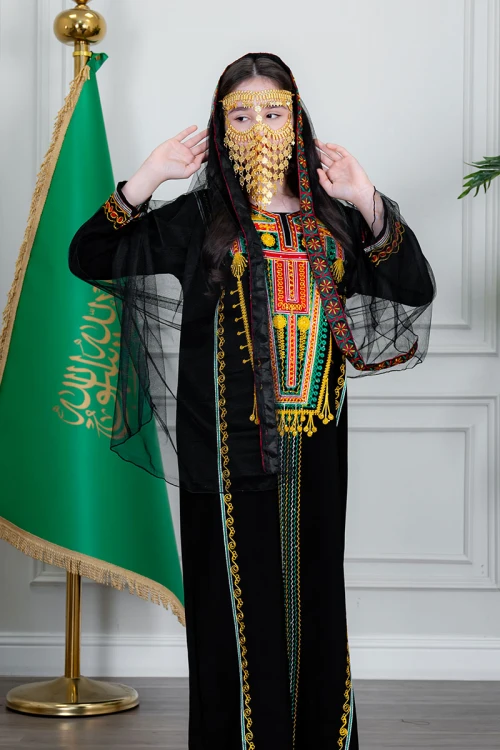 طرحة شيفون عسيري لون أسود مزينة بتطريز ملون من الأطراف