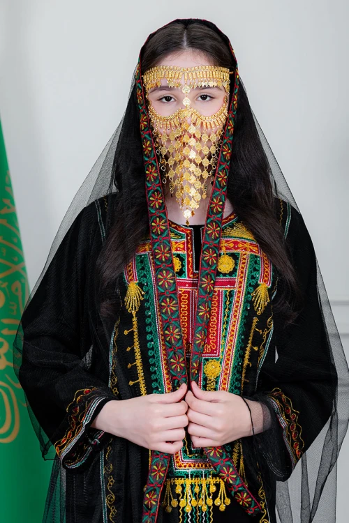 طرحة شيفون عسيري لون أسود مزينة بتطريز ملون من الأطراف