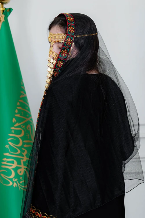 طرحة شيفون عسيري لون أسود مزينة بتطريز ملون من الأطراف