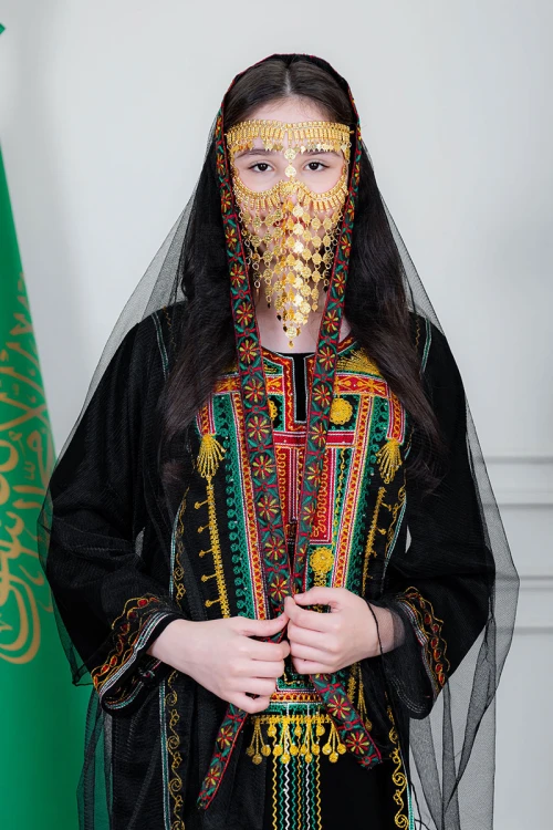 طرحة شيفون عسيري لون أسود مزينة بتطريز ملون من الأطراف