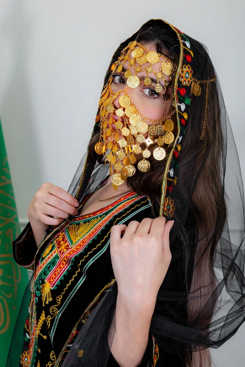 طرحة شيفون عسيري لون أسود مزينة بتطريز ملون من الأطراف