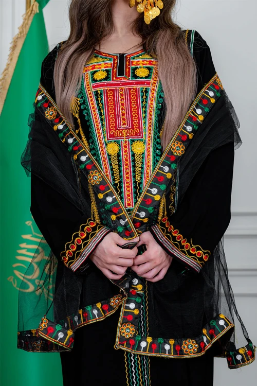 طرحة شيفون عسيري لون أسود مزينة بتطريز ملون من الأطراف