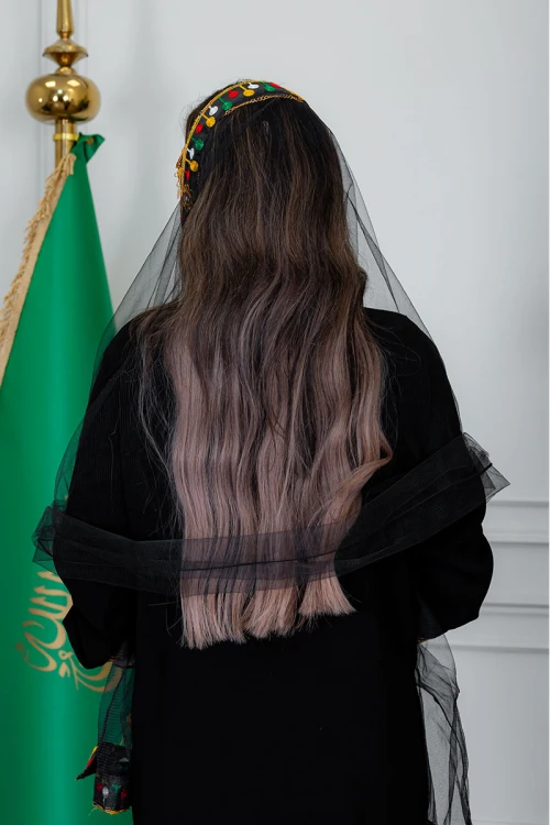 طرحة شيفون عسيري لون أسود مزينة بتطريز ملون من الأطراف