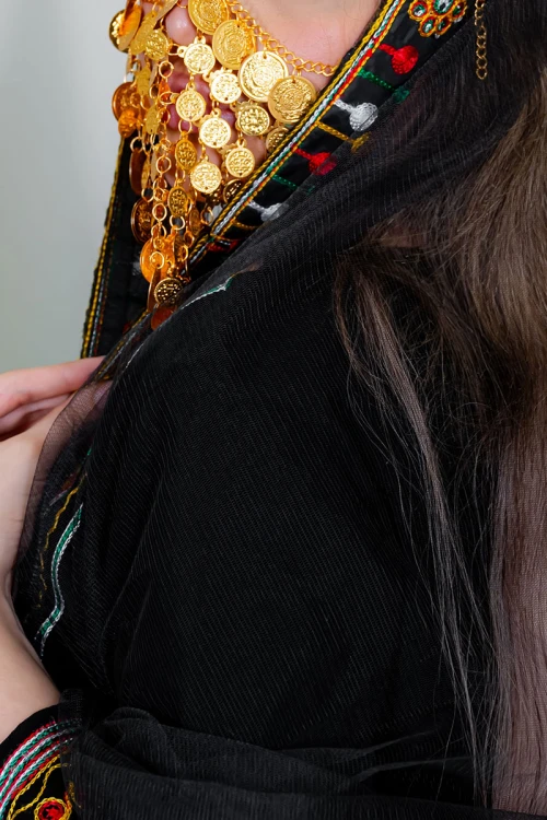 طرحة شيفون عسيري لون أسود مزينة بتطريز ملون من الأطراف