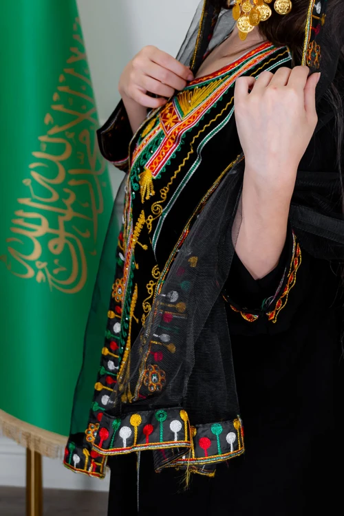 طرحة شيفون عسيري لون أسود مزينة بتطريز ملون من الأطراف