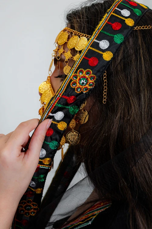 طرحة شيفون عسيري لون أسود مزينة بتطريز ملون من الأطراف