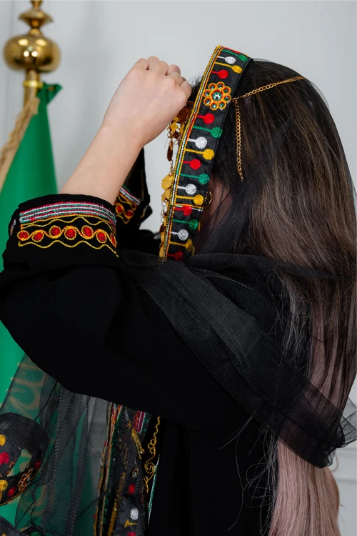 طرحة شيفون عسيري لون أسود مزينة بتطريز ملون من الأطراف