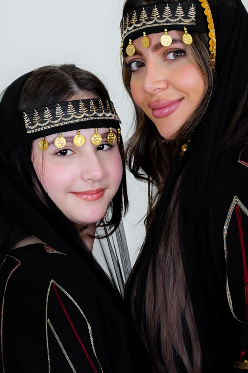 طوق شعر تراثي لون أسود مطرز باللون البيج و مزين بجنيهات ذهبية