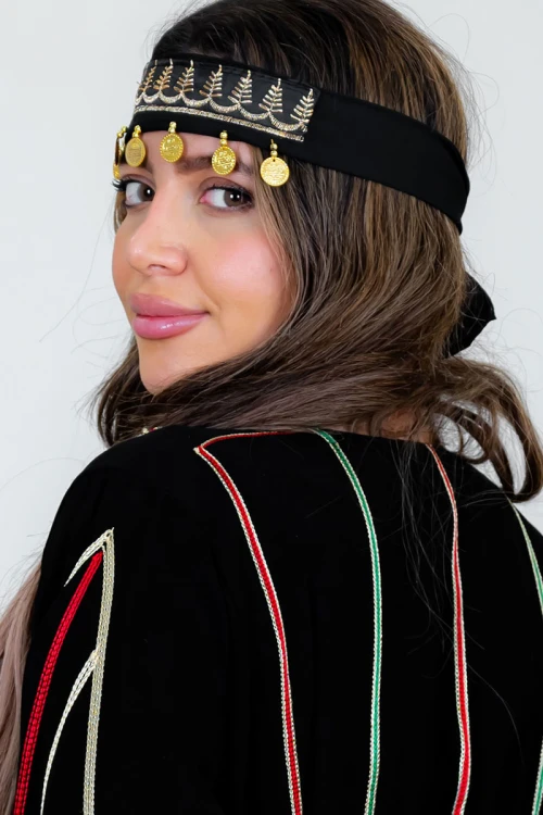 طوق شعر تراثي لون أسود مطرز باللون البيج و مزين بجنيهات ذهبية