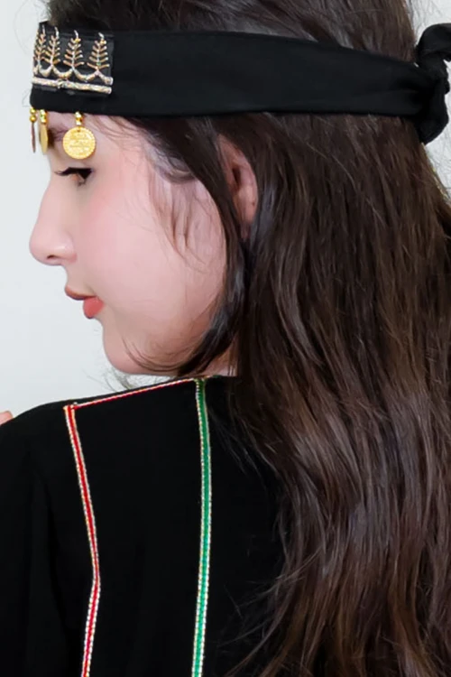 طوق شعر تراثي لون أسود مطرز باللون البيج و مزين بجنيهات ذهبية