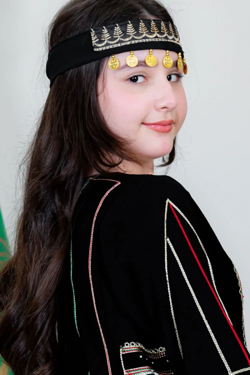 طوق شعر تراثي لون أسود مطرز باللون البيج و مزين بجنيهات ذهبية