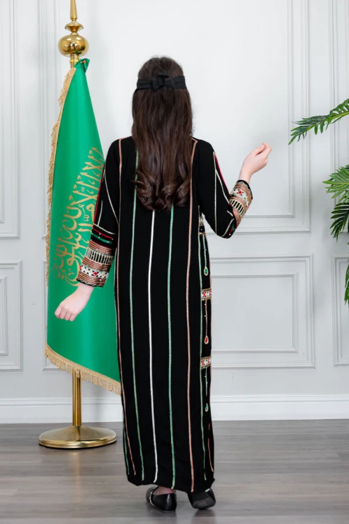 طوق شعر تراثي لون أسود مطرز باللون البيج و مزين بجنيهات ذهبية