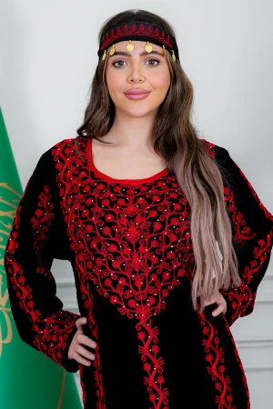 طوق شعر تراثي لون أسود مطرز باللون الأحمر و مزين بجنيهات ذهبية