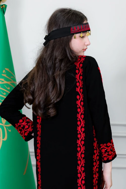 طوق شعر تراثي لون أسود مطرز باللون الأحمر و مزين بجنيهات ذهبية