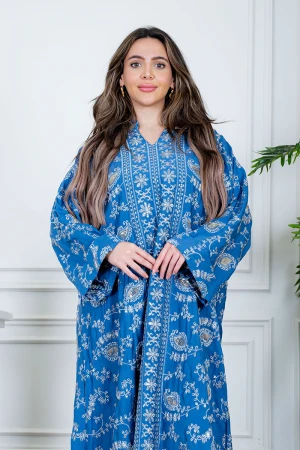 جلابية نسائية لون أزرق ياقة عالية بقصة سبعة مزينة بتطريز باللون الفضي و بأكمام طويلة 