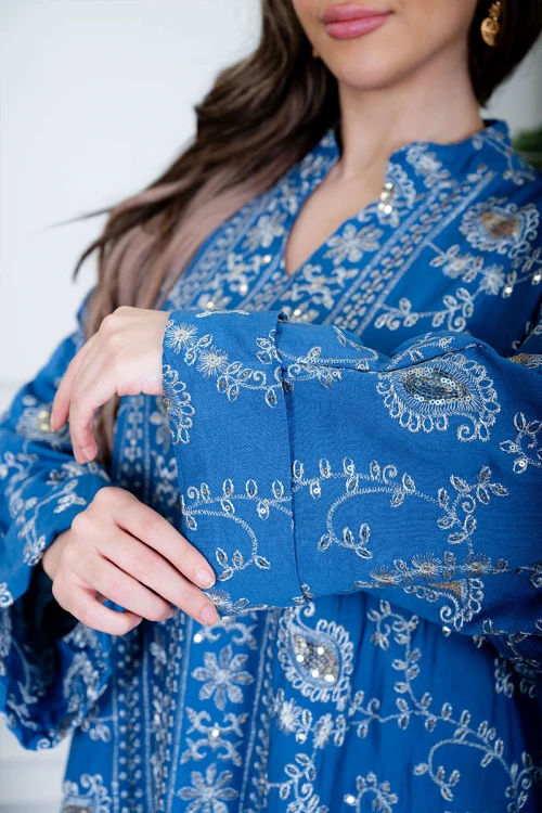 جلابية نسائية لون أزرق ياقة عالية بقصة سبعة مزينة بتطريز باللون الفضي و بأكمام طويلة