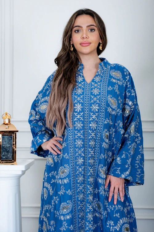 جلابية نسائية لون أزرق ياقة عالية بقصة سبعة مزينة بتطريز باللون الفضي و بأكمام طويلة