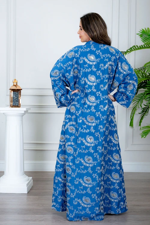 جلابية نسائية لون أزرق ياقة عالية بقصة سبعة مزينة بتطريز باللون الفضي و بأكمام طويلة