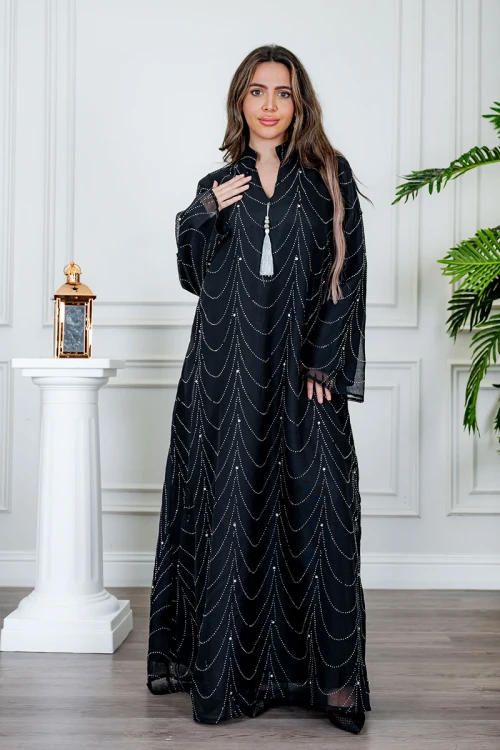 جلابية نسائية لون أسود ياقة عالية بقصة سبعة مزينة بفصوص باللون الفضي و بأكمام طويلة