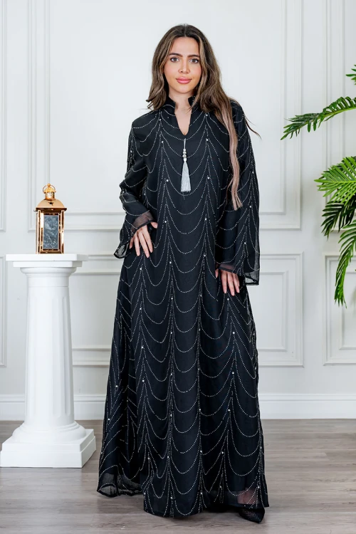 جلابية نسائية لون أسود ياقة عالية بقصة سبعة مزينة بفصوص باللون الفضي و بأكمام طويلة