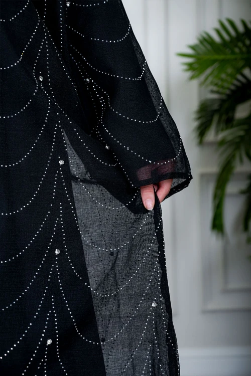 جلابية نسائية لون أسود ياقة عالية بقصة سبعة مزينة بفصوص باللون الفضي و بأكمام طويلة