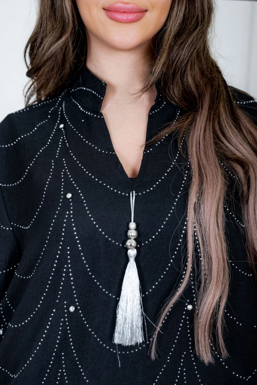 جلابية نسائية لون أسود ياقة عالية بقصة سبعة مزينة بفصوص باللون الفضي و بأكمام طويلة