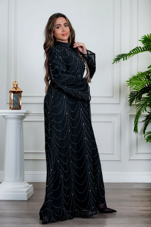 جلابية نسائية لون أسود ياقة عالية بقصة سبعة مزينة بفصوص باللون الفضي و بأكمام طويلة