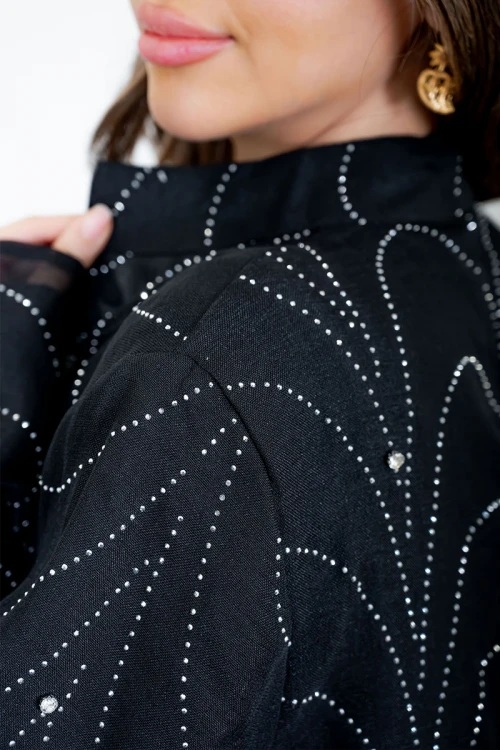 جلابية نسائية لون أسود ياقة عالية بقصة سبعة مزينة بفصوص باللون الفضي و بأكمام طويلة