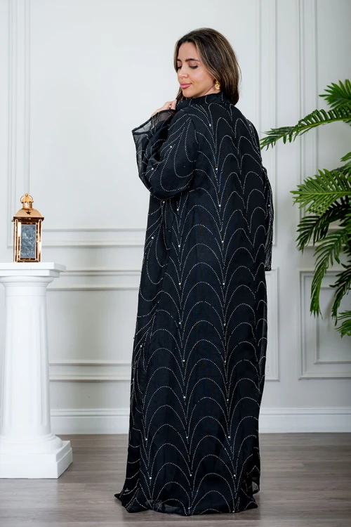 جلابية نسائية لون أسود ياقة عالية بقصة سبعة مزينة بفصوص باللون الفضي و بأكمام طويلة