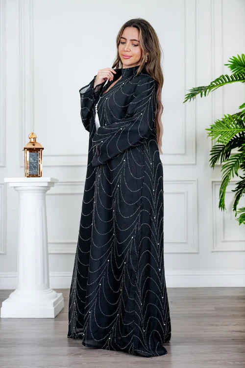 جلابية نسائية لون أسود ياقة عالية بقصة سبعة مزينة بفصوص باللون الفضي و بأكمام طويلة