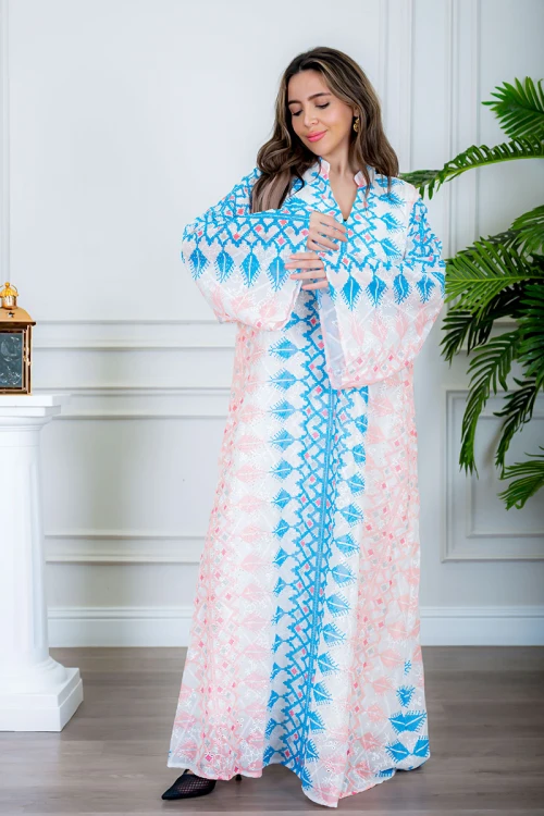 جلابية نسائية لون أبيض مزخرفة باللون السماوي و الوردي  ياقة عالية بقصة سبعة و بأكمام طويلة