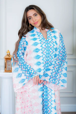 جلابية نسائية لون أبيض مزخرفة باللون السماوي و الوردي  ياقة عالية بقصة سبعة و بأكمام طويلة 