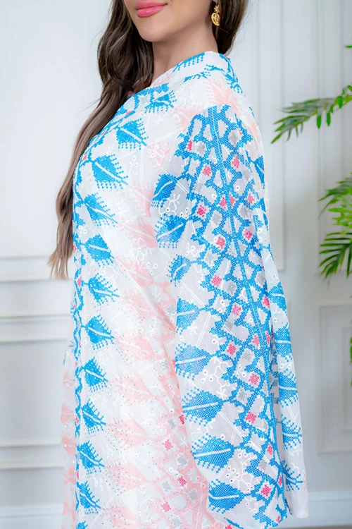 جلابية نسائية لون أبيض مزخرفة باللون السماوي و الوردي  ياقة عالية بقصة سبعة و بأكمام طويلة