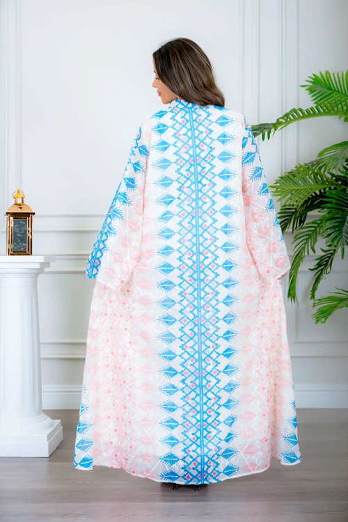 جلابية نسائية لون أبيض مزخرفة باللون السماوي و الوردي  ياقة عالية بقصة سبعة و بأكمام طويلة