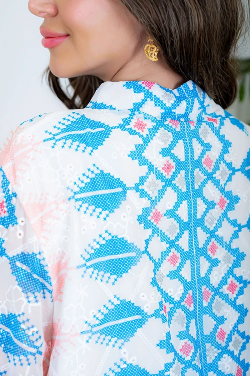 جلابية نسائية لون أبيض مزخرفة باللون السماوي و الوردي  ياقة عالية بقصة سبعة و بأكمام طويلة