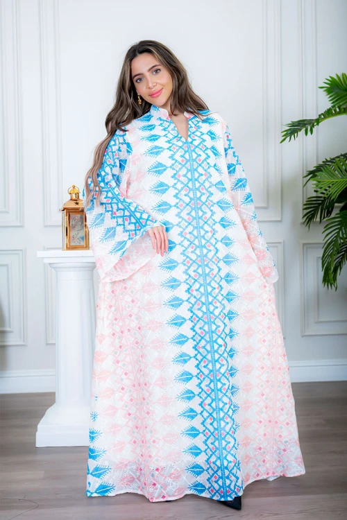جلابية نسائية لون أبيض مزخرفة باللون السماوي و الوردي  ياقة عالية بقصة سبعة و بأكمام طويلة