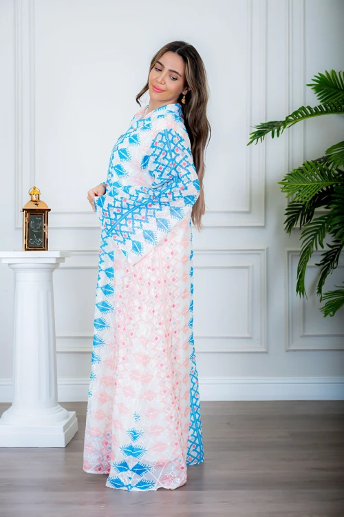 جلابية نسائية لون أبيض مزخرفة باللون السماوي و الوردي  ياقة عالية بقصة سبعة و بأكمام طويلة