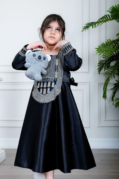 فستان بناتي تراثي قصير لون أسود ياقة مربعة مزين بتطريز ذهبي و فضي من الأمام و الأكمام