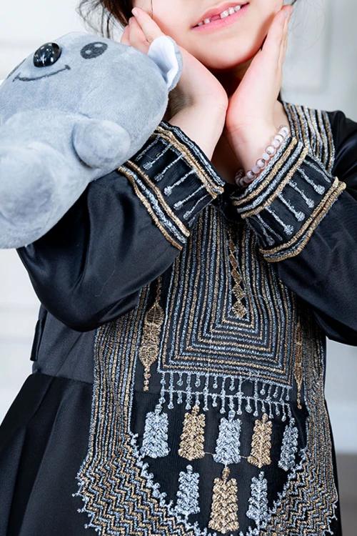 فستان بناتي تراثي قصير لون أسود ياقة مربعة مزين بتطريز ذهبي و فضي من الأمام و الأكمام