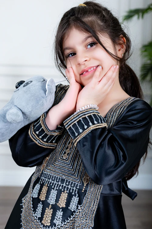 فستان بناتي تراثي قصير لون أسود ياقة مربعة مزين بتطريز ذهبي و فضي من الأمام و الأكمام