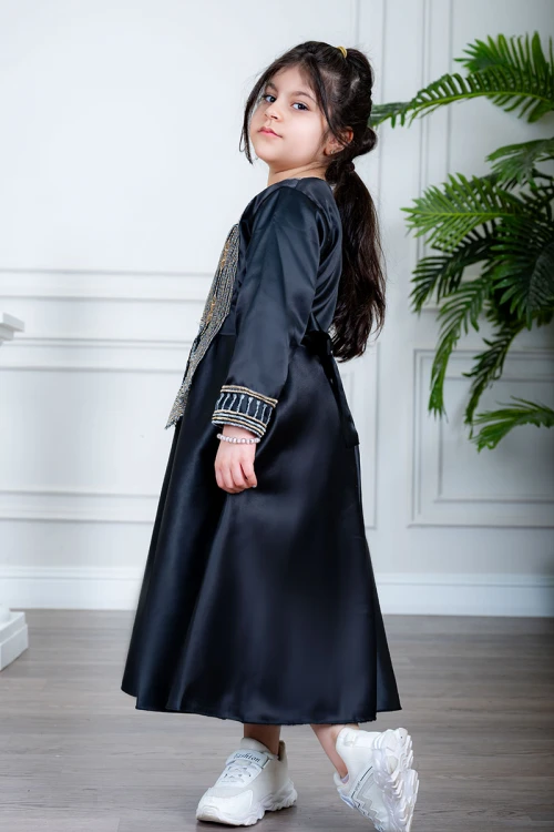 فستان بناتي تراثي قصير لون أسود ياقة مربعة مزين بتطريز ذهبي و فضي من الأمام و الأكمام