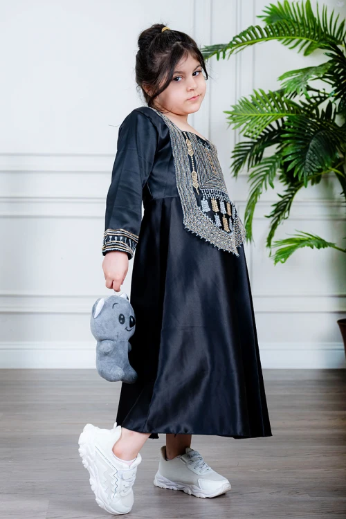 فستان بناتي تراثي قصير لون أسود ياقة مربعة مزين بتطريز ذهبي و فضي من الأمام و الأكمام