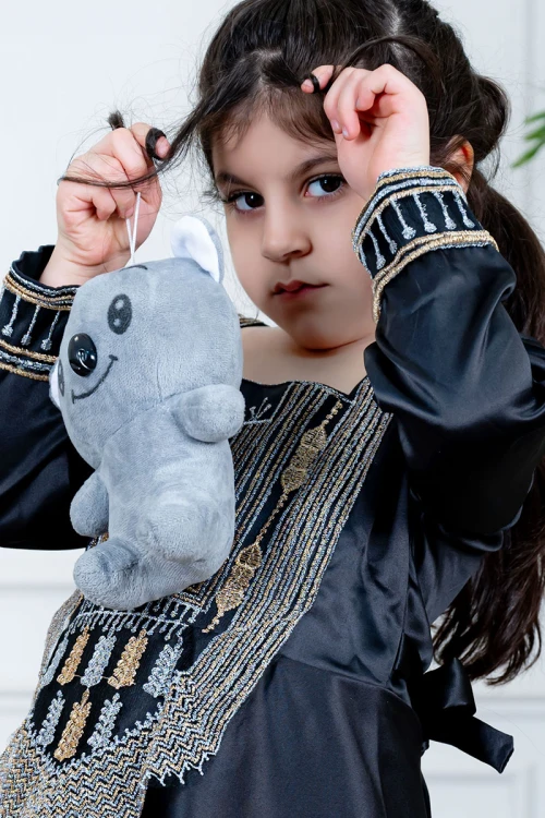 فستان بناتي تراثي قصير لون أسود ياقة مربعة مزين بتطريز ذهبي و فضي من الأمام و الأكمام