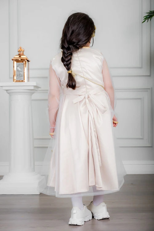 فستان بناتي تراثي لون بيج بتطريز تراثي ملون من الأمام و برباط في الخصر بدون أكمام مع قماش شيفون من الخارج و شنطة