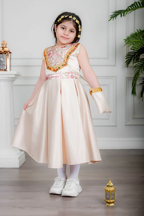 فستان بناتي تراثي لون بيج بتطريز تراثي ملون من الأمام و برباط في الخصر بدون أكمام مع قماش شيفون من الخارج و شنطة