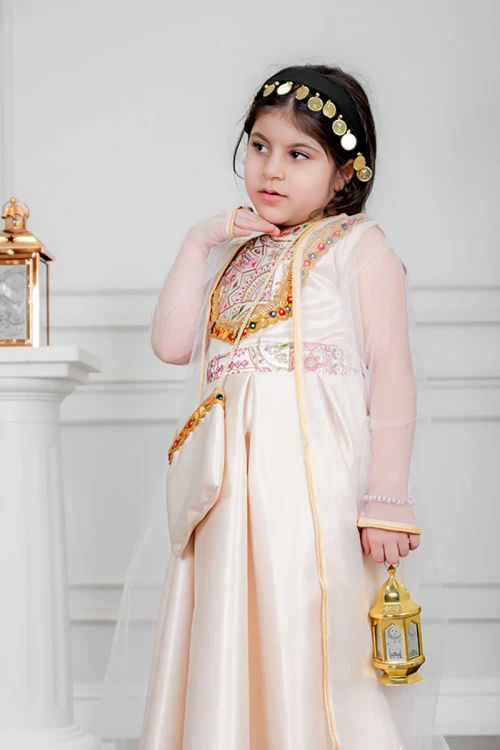 فستان بناتي تراثي لون بيج بتطريز تراثي ملون من الأمام و برباط في الخصر بدون أكمام مع قماش شيفون من الخارج و شنطة